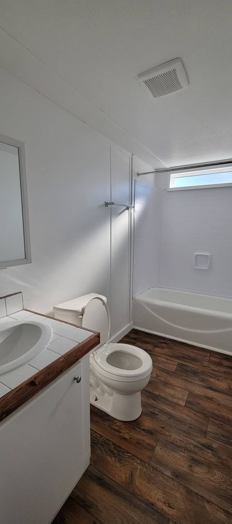 Building Photo - Ready to Move in