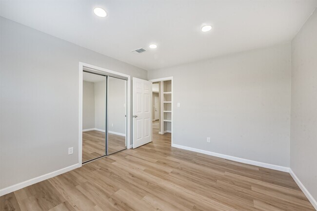 Building Photo - 1266 Dove St