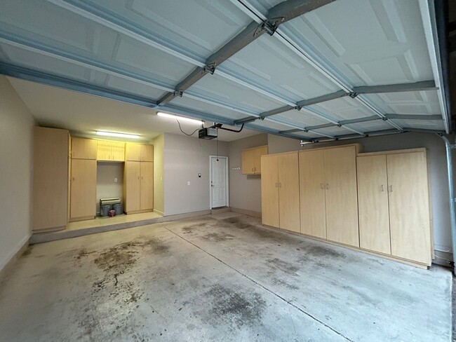 Building Photo - Large 3 bd 2.5 bath with all new paint! Fe...