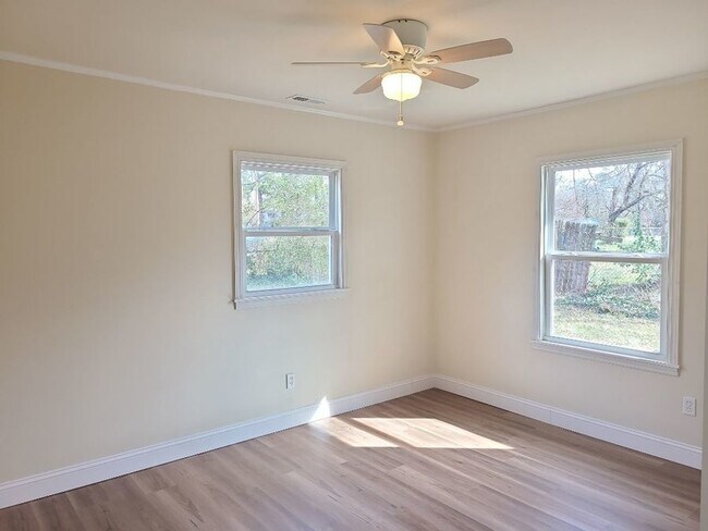 Building Photo - 3 bedroom 1 bath ranch home w/ large fence...