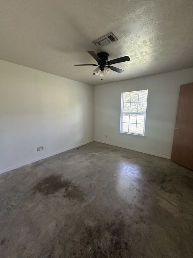 Building Photo - 907 Petty St
