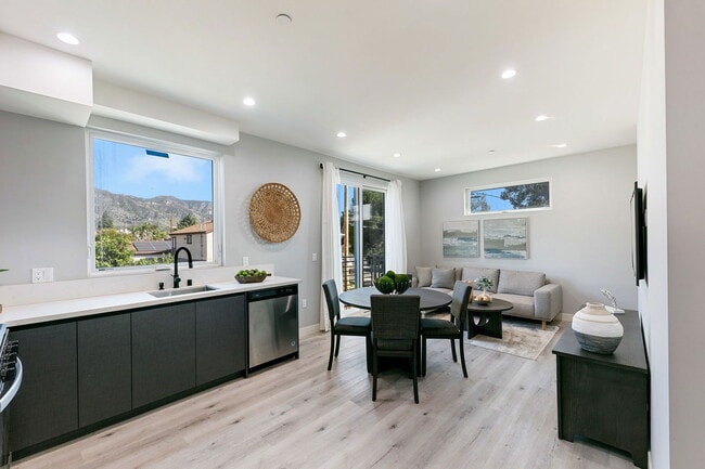 Building Photo - 13637 N Fellows Ave