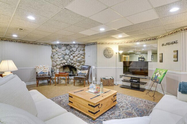 Building Photo - 7 Creekside Ln