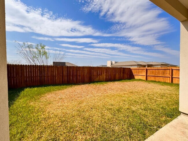 Building Photo - 1426 Los Estribos Dr