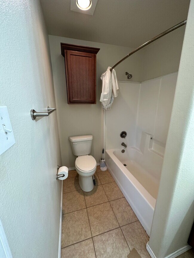 Building Photo - Wonderful 3 Bedroom 2 bathroom home!