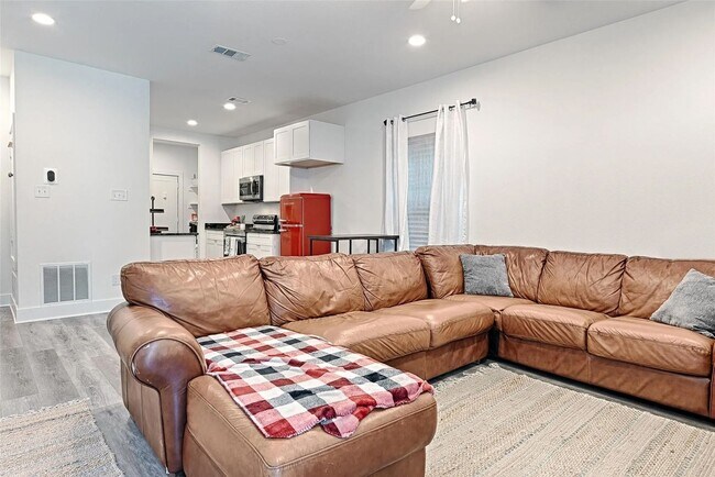 Building Photo - Modern 3BR/2BA Home with Washer/Dryer and ...