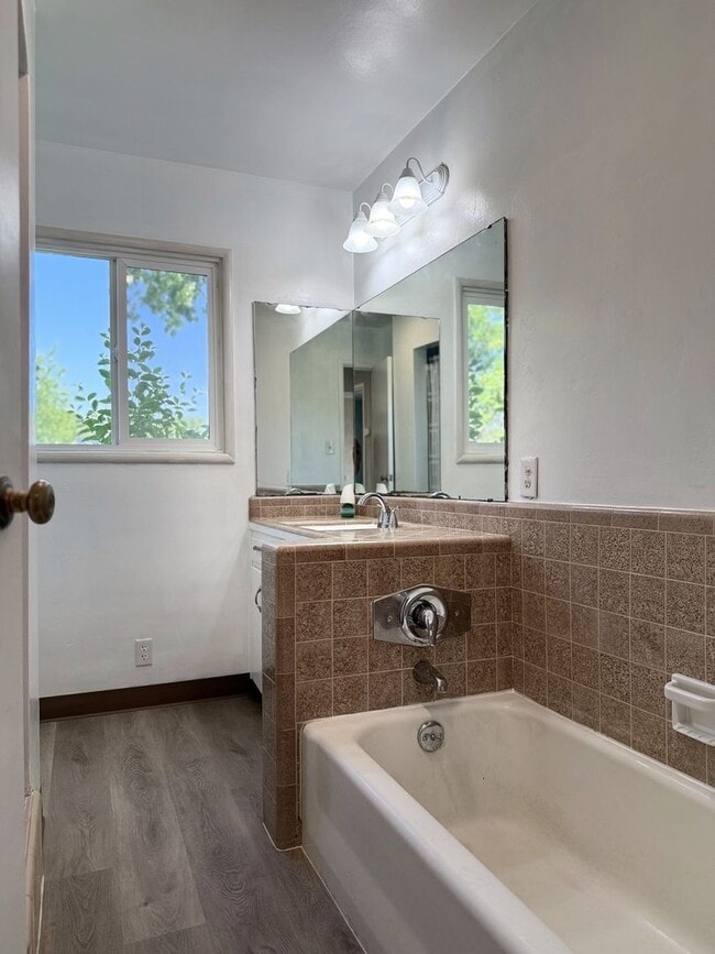 Building Photo - Spacious 2/2 home near shopping