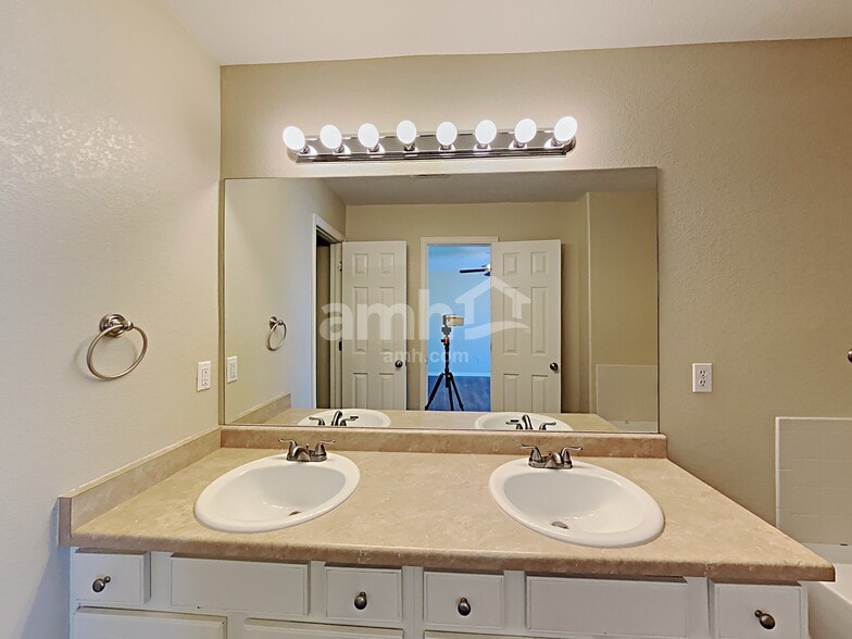 Building Photo - 1135 Legend Oak Dr