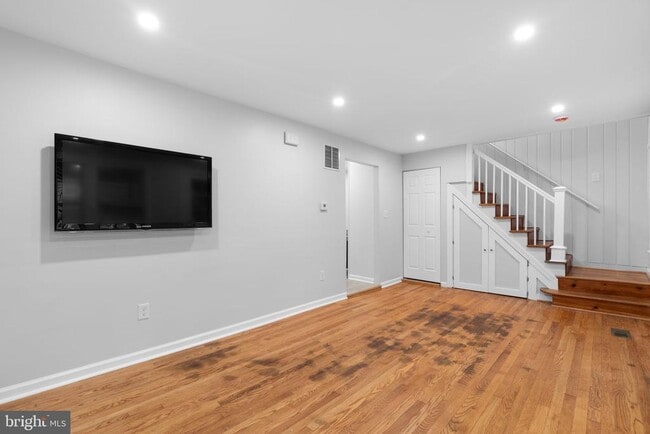 Building Photo - 715 Anderson Ave