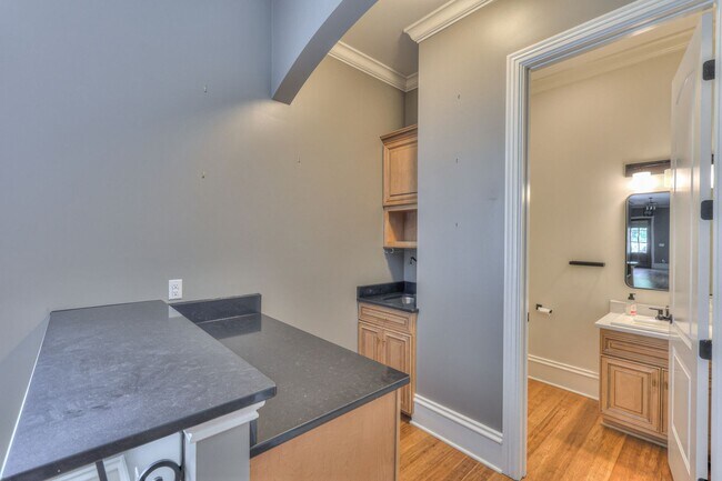 Building Photo - Stunning Executive Townhome in the Heart o...