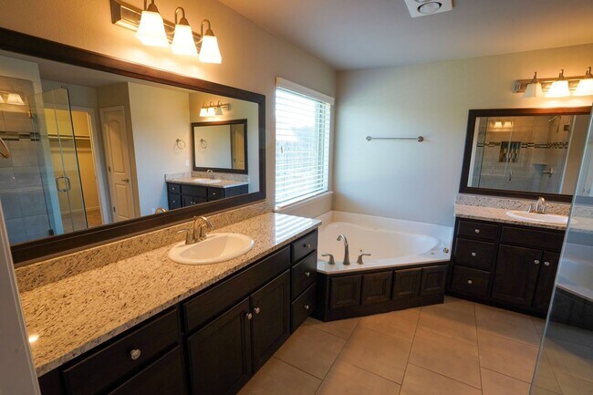 Building Photo - 3 Bed | 2 Bath in New Tulsa!
