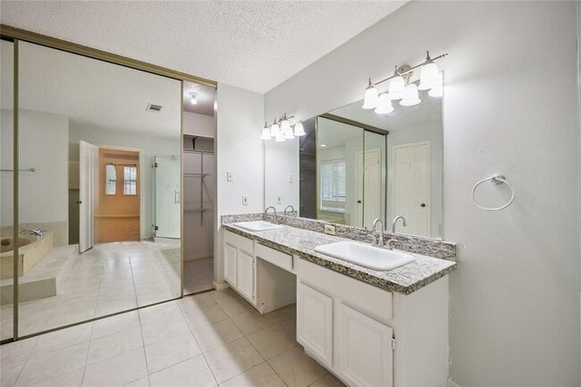Building Photo - 12800 Briar Forest Dr