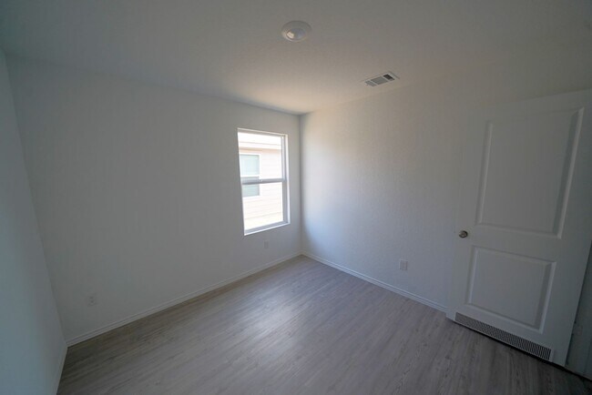 Building Photo - Gorgeous like-new home Available for Rent in Converse! Realtor Commission: $500