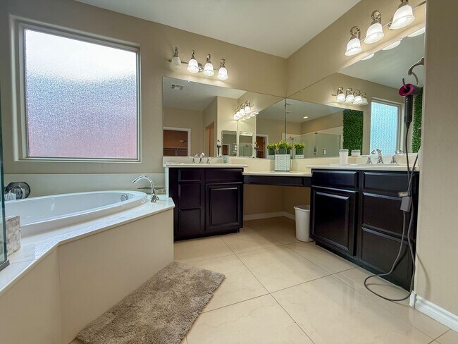 Building Photo - Luxury 6/BD 4.5/BA Large Furnished Home with Dual Primary Suites in Gated Community