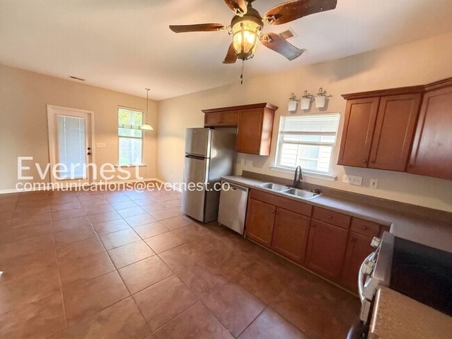 Building Photo - 3-Bed/2-Bath Home with Fenced Yard/Available Now!