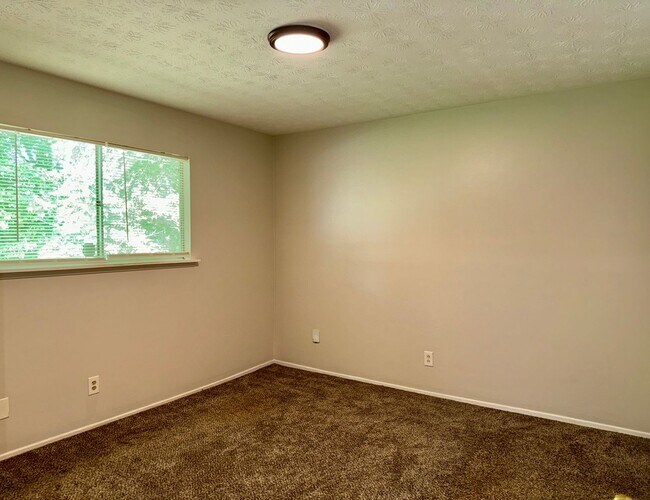 Building Photo - Updated 3 Bed Ranch on Quiet Cul-de Sac!