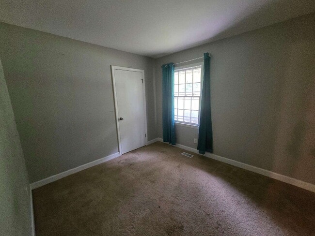 Building Photo - Look at this hard-to-find ranch-style home