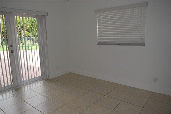 Building Photo - 4625 Glenwood Dr