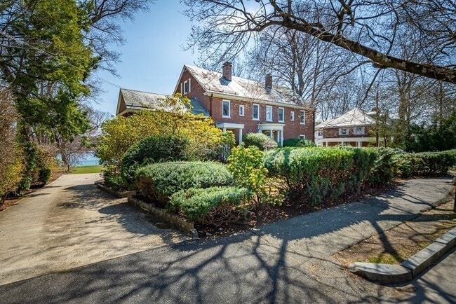 Building Photo - 108 Lake Ave