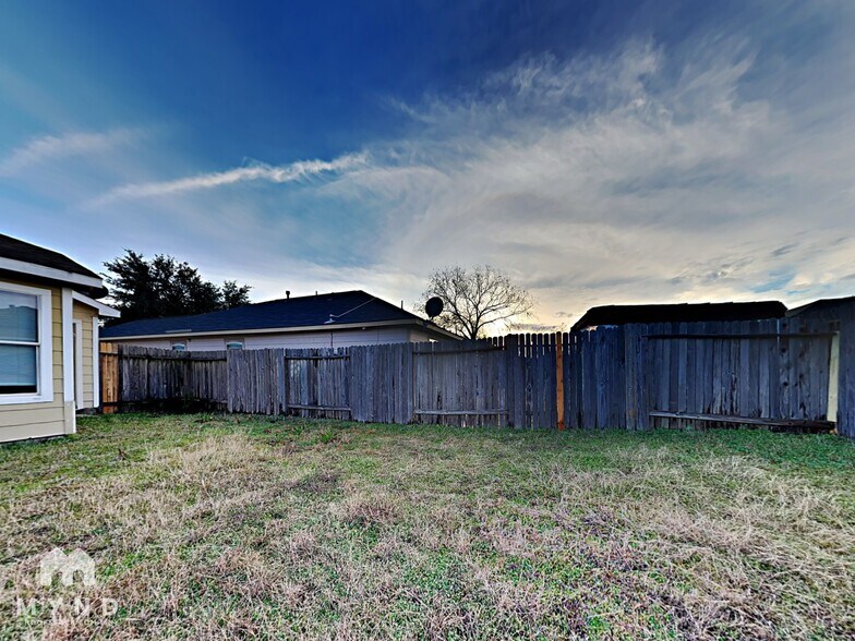 Building Photo - 635 Ashlen Dr