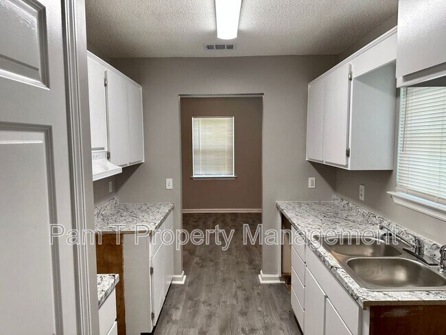 Building Photo - 2607 Bismark Ave