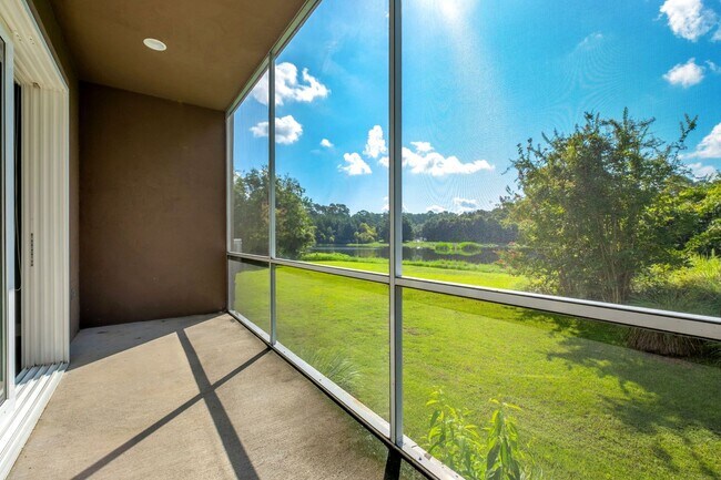 Building Photo - Modern Loft Near HCA & TMH With Lake Frontage