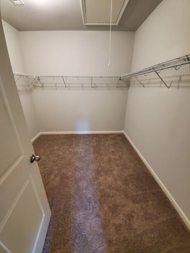 Building Photo - Charming 3-Bedroom Townhome with Stylish F...