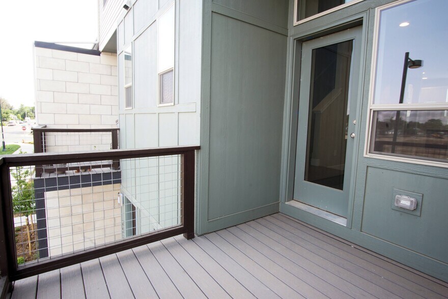 Deck area - 2541 Moline St