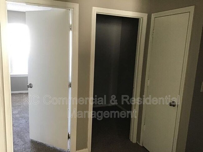 Building Photo - 208 W Meadow St