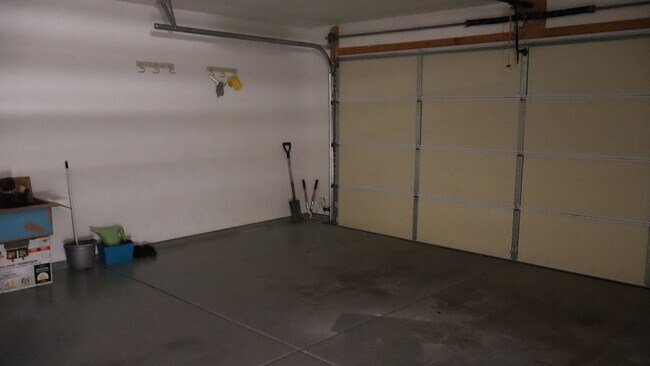 Building Photo - Furnished 3 Bedroom home