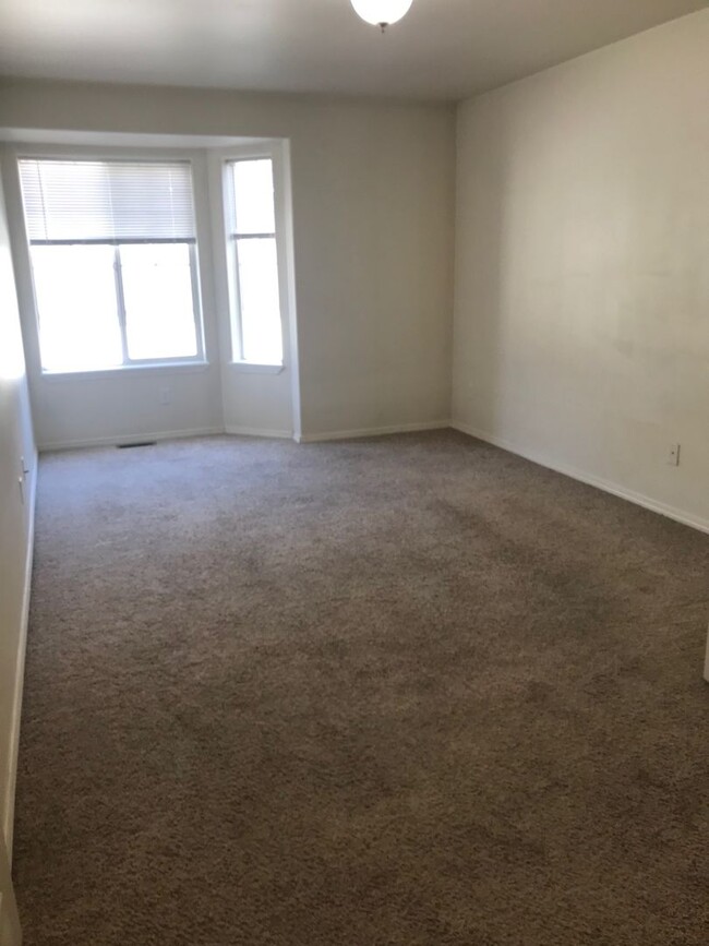 Primary Photo - 3 Bed, 2 Bath Condo