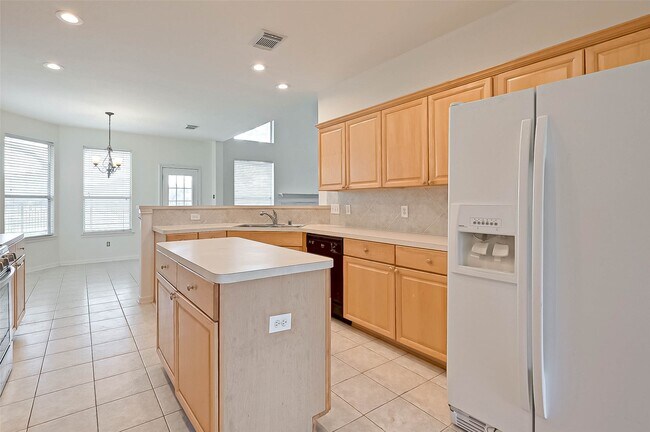 Building Photo - 8846 Gas Light Village Dr