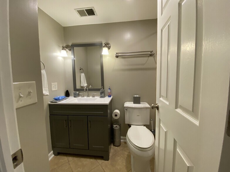 Building Photo - 913 W Belden Ave