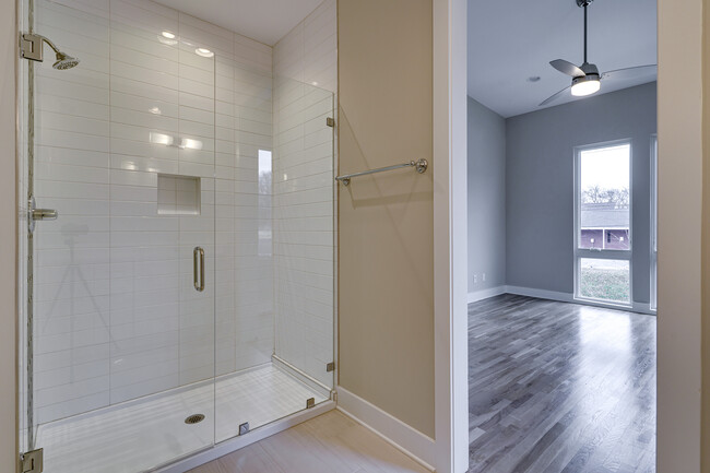 2NF FLOOR MASTER SHOWER - 2022 Herman St