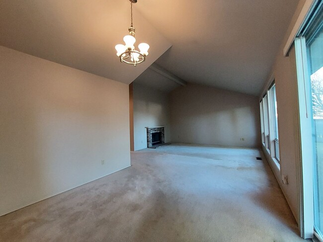 Building Photo - Federal Way Rambler featuring vaulted ceil...