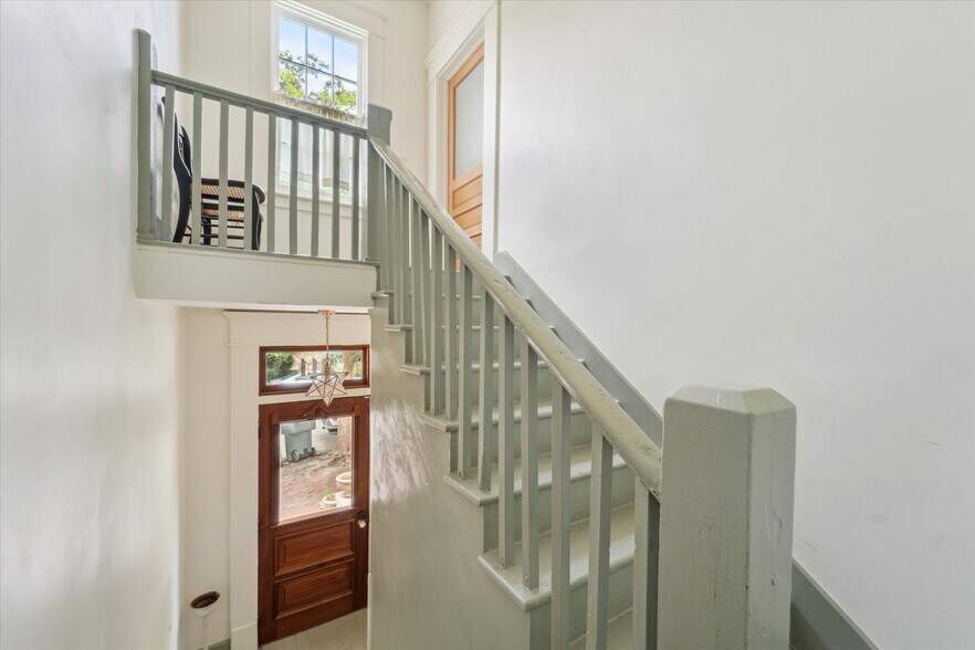Building Photo - 211 W 40th St