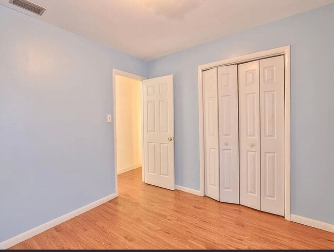 Building Photo - 4 Bed/3 Bath home located near Midtown!