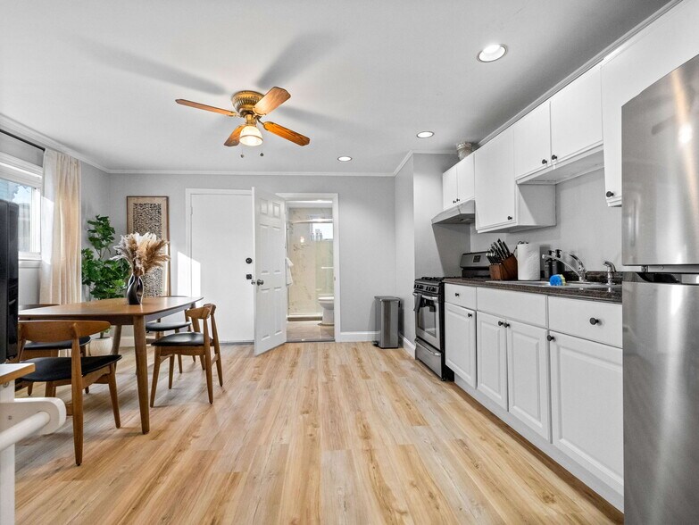 Building Photo - 168 School St