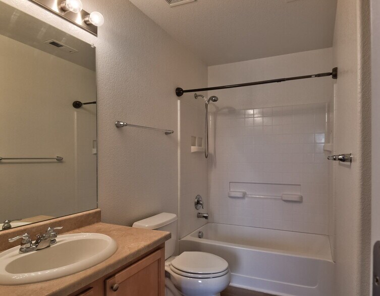 Building Photo - Move-In Ready 2-Bedroom with Central A/C –...