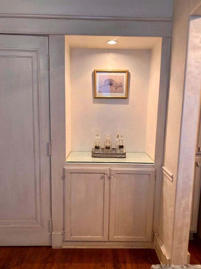 Building Photo - Gorgeous Condo in Sophian Plaza!