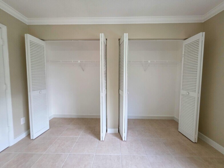 Building Photo - 902 Riverside Dr