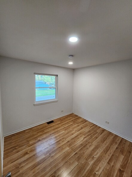 Building Photo - 6860 Valley View Rd