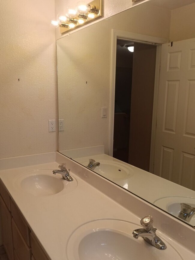 Building Photo - 5 bedrooms, 3 Bath House! Located On NE Si...