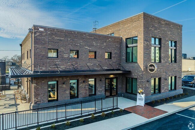 Building Photo - 1020 Lusso Ave