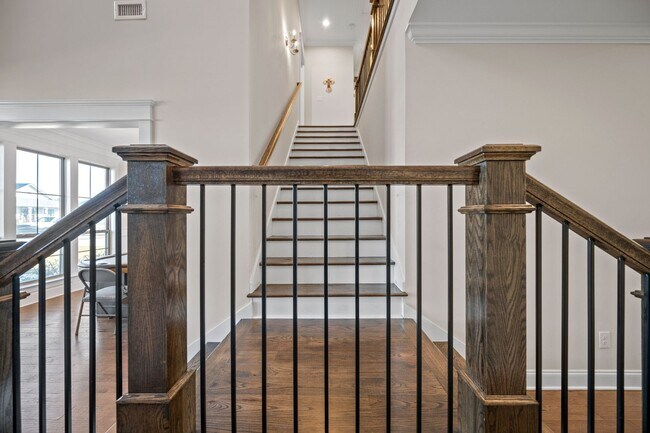 Building Photo - 5/3.5 TRULAND BUILT BEAUTY!