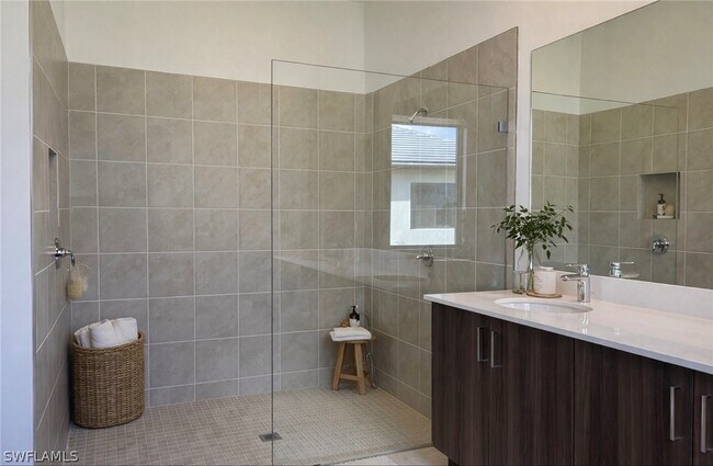 Building Photo - 5114 Panella Ave