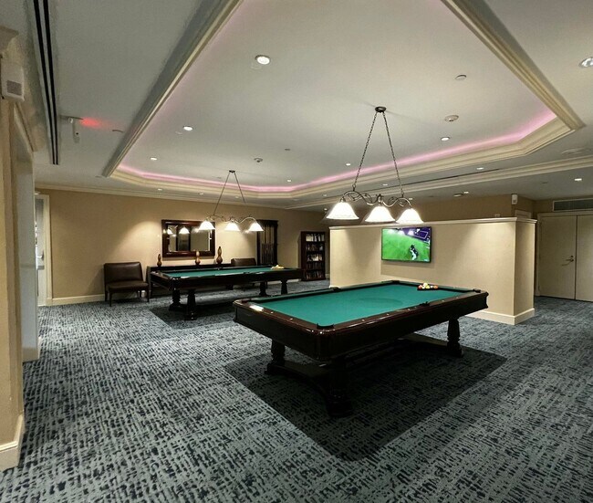 Building Photo - 19900 E Country Club Dr