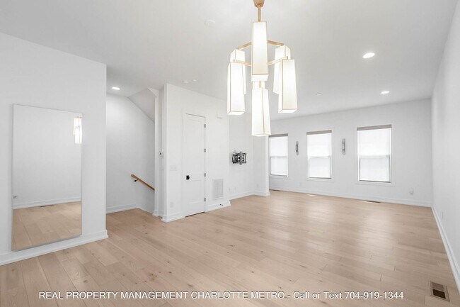 Building Photo - 1609 Parkwood Ave
