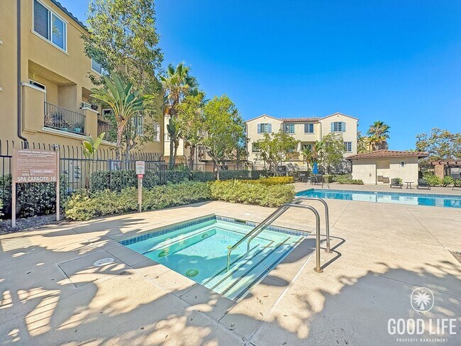 Building Photo - Beautiful 3B/3BA Townhome in Gated Communi...