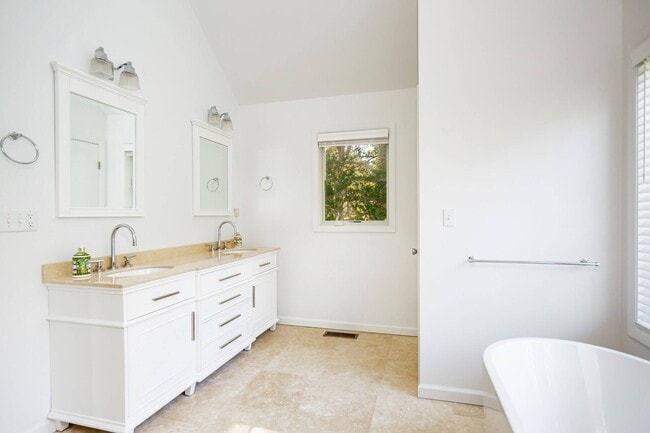 Building Photo - 237 Blank Ln